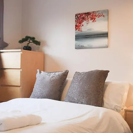 Holiday home Sleeps Up To 6, Parking, Wifi, Netflix, Near City *